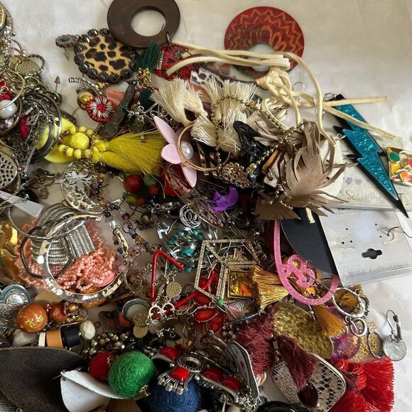 J404 Craft Bulk Bundle of Single & Broken Earrings - Picture 3 of 7